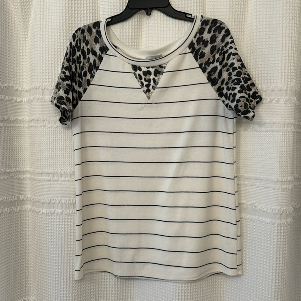 Leopard tee with stripes